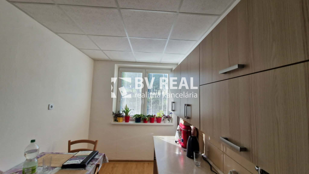 BV REAL Na predaj 3 izbový byt+garáž+záhrada Uhrovec FM2518