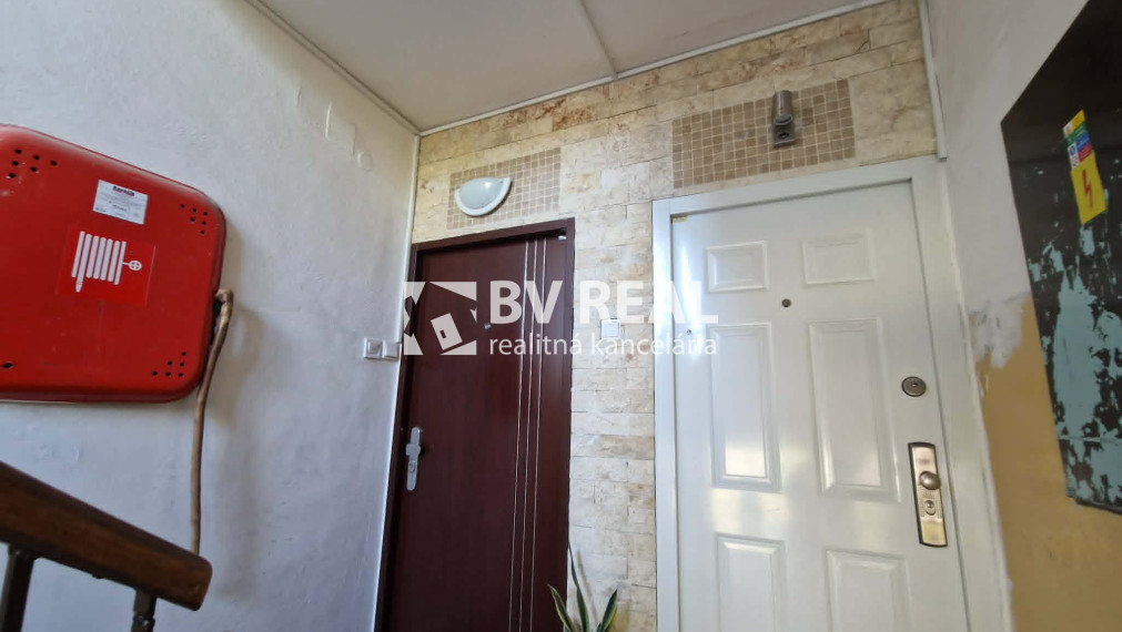 BV REAL Na predaj 3 izbový byt+garáž+záhrada Uhrovec FM2518
