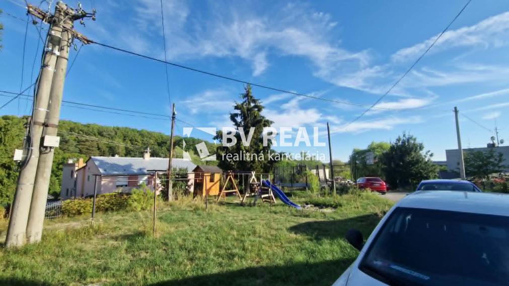 BV REAL Na predaj 3 izbový byt+garáž+záhrada Uhrovec FM2518