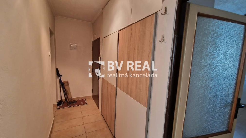 BV REAL Na predaj 3 izbový byt+garáž+záhrada Uhrovec FM2518