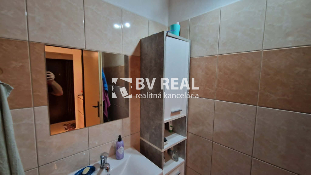 BV REAL Na predaj 3 izbový byt+garáž+záhrada Uhrovec FM2518
