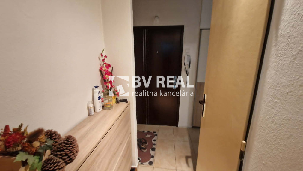 BV REAL Na predaj 3 izbový byt+garáž+záhrada Uhrovec FM2518