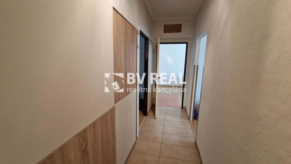 BV REAL Na predaj 3 izbový byt+garáž+záhrada Uhrovec FM2518