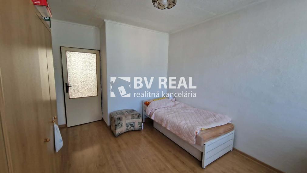 BV REAL Na predaj 3 izbový byt+garáž+záhrada Uhrovec FM2518