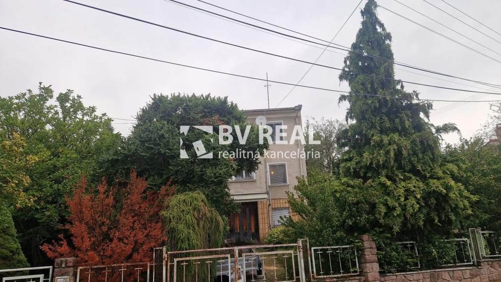 BV REAL Na predaj rodinný dom s garážou Prievidza FM2528