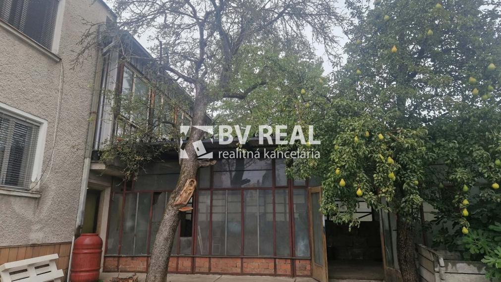 BV REAL Na predaj rodinný dom s garážou Prievidza FM2528