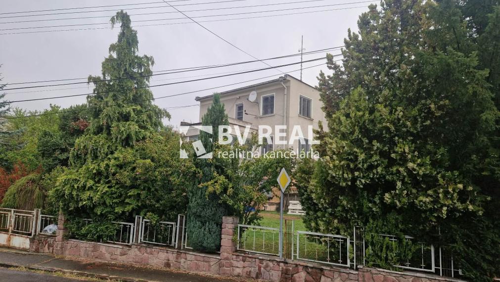 BV REAL Na predaj rodinný dom s garážou Prievidza FM2528