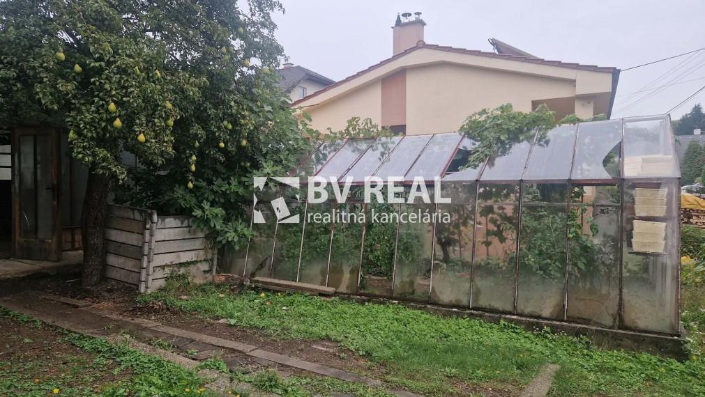 BV REAL Na predaj rodinný dom s garážou Prievidza FM2528