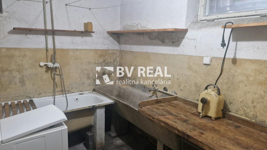 BV REAL Na predaj rodinný dom s garážou Prievidza FM2528