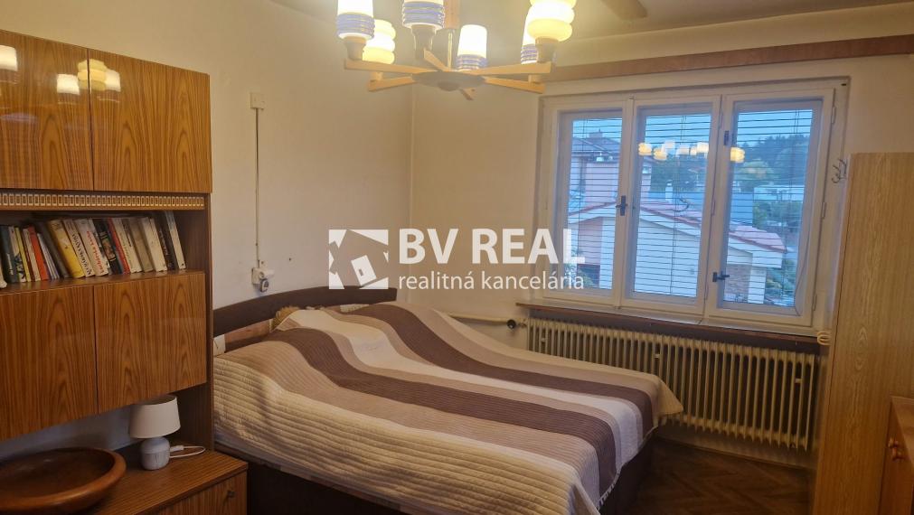 BV REAL Na predaj rodinný dom s garážou Prievidza FM2528