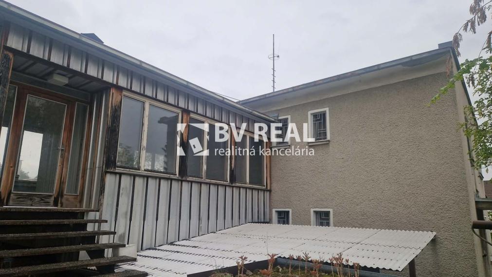BV REAL Na predaj rodinný dom s garážou Prievidza FM2528