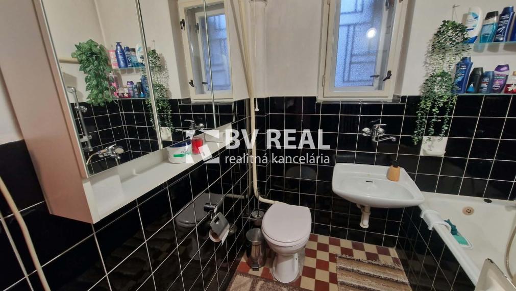 BV REAL Na predaj rodinný dom s garážou Prievidza FM2528