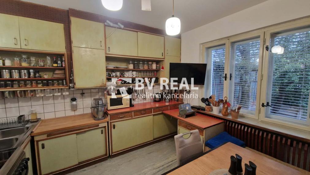 BV REAL Na predaj rodinný dom s garážou Prievidza FM2528