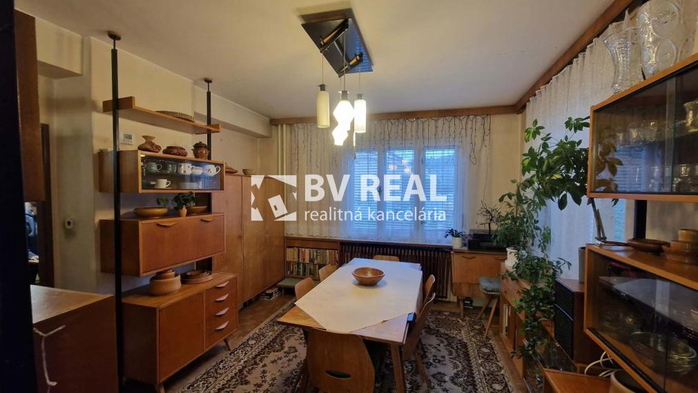 BV REAL Na predaj rodinný dom s garážou Prievidza FM2528