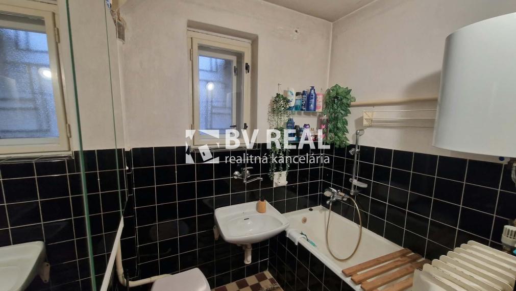 BV REAL Na predaj rodinný dom s garážou Prievidza FM2528