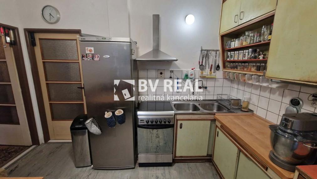 BV REAL Na predaj rodinný dom s garážou Prievidza FM2528
