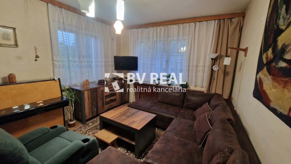 BV REAL Na predaj rodinný dom s garážou Prievidza FM2528