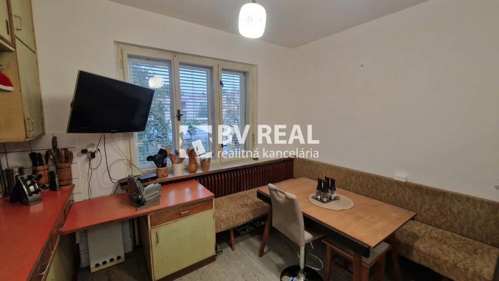 BV REAL Na predaj rodinný dom s garážou Prievidza FM2528