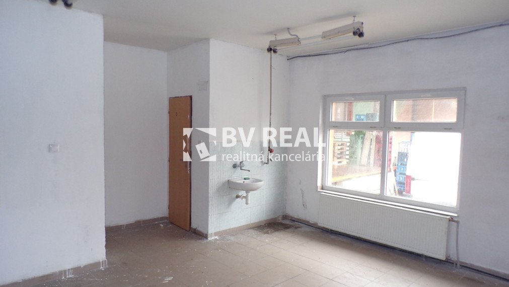 BV REAL Na prenájom komerčný priestor Handlová FM2533