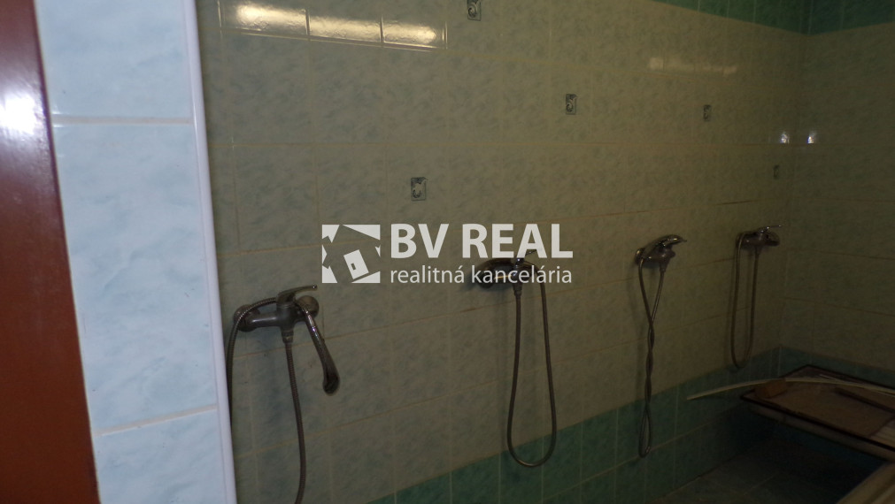 BV REAL Na prenájom komerčný priestor Handlová FM2533
