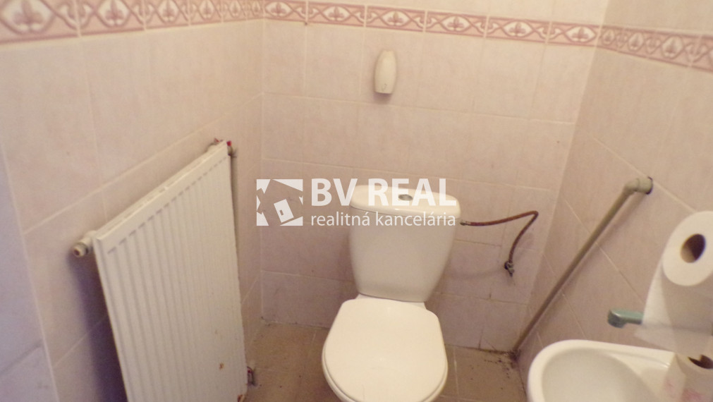 BV REAL Na prenájom komerčný priestor Handlová FM2533