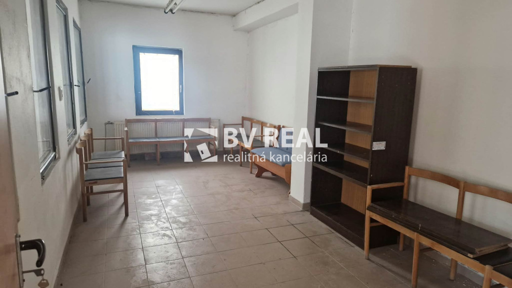 BV REAL Na prenájom komerčný priestor Handlová FM2533