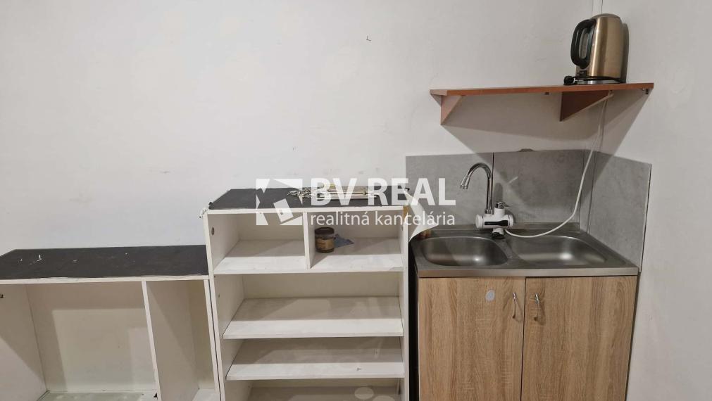 BV REAL Na predaj komerčný priestor 28 m2 Handlová FM2362