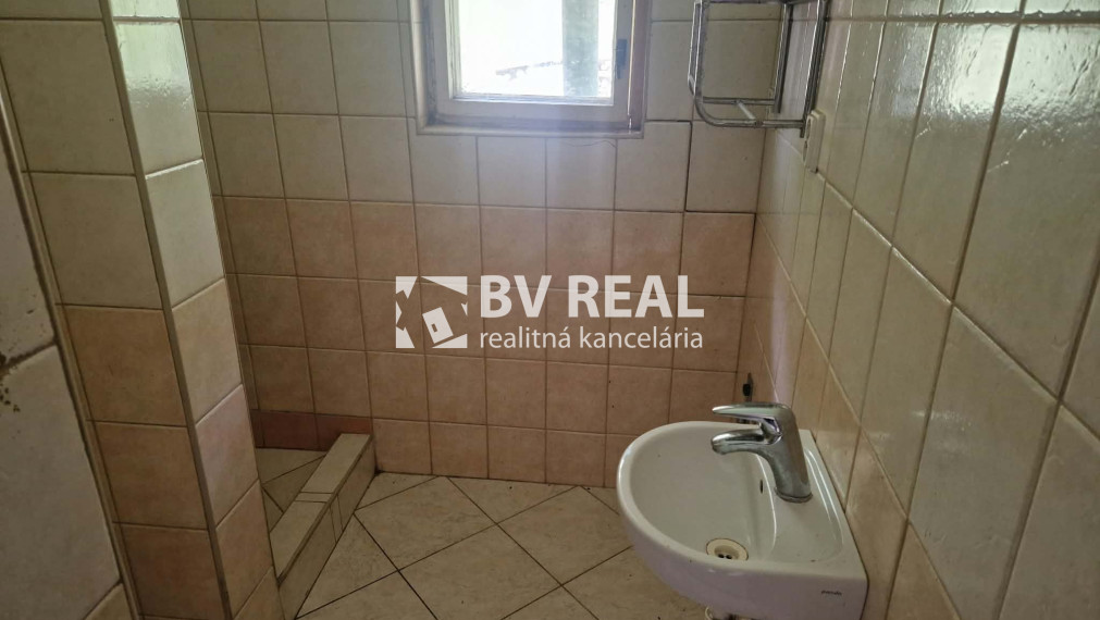 BV REAL Na predaj 2 izbový rodinný dom obec Temeš FM2545