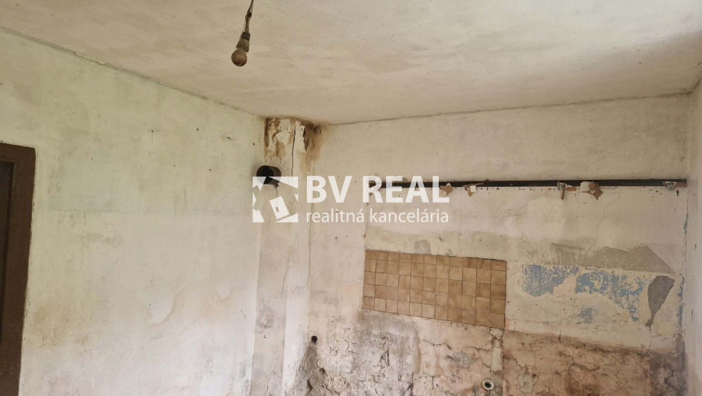 BV REAL Na predaj 2 izbový rodinný dom obec Temeš FM2545