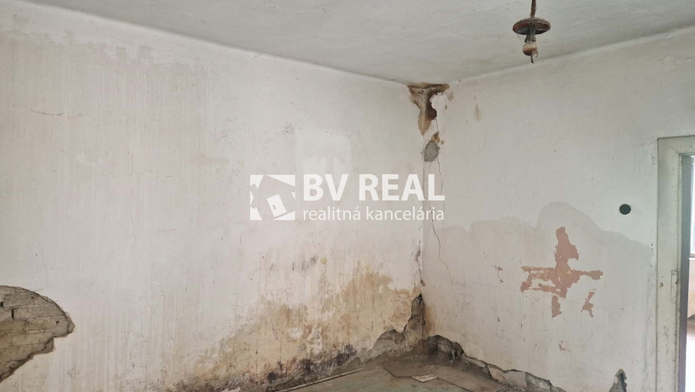 BV REAL Na predaj 2 izbový rodinný dom obec Temeš FM2545