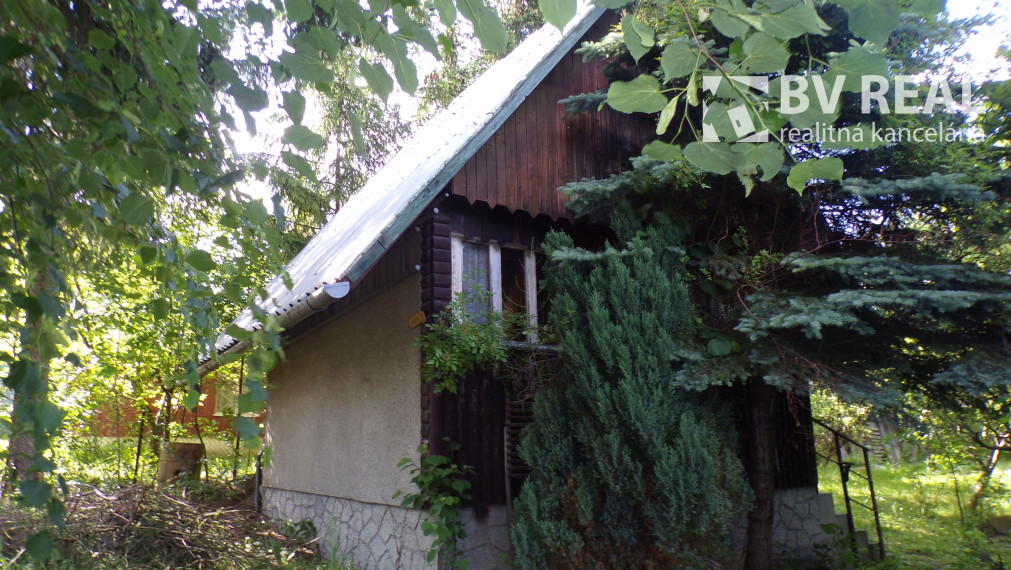 PREDANÉ murovaná chata so záhradou 657 m2 Handlová FM1733