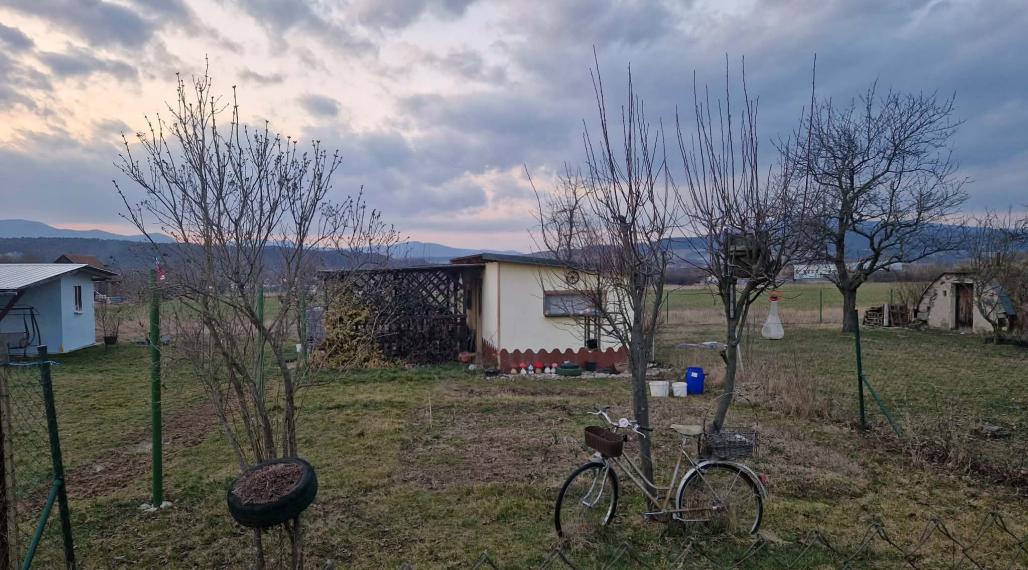 BV REAL Na prenájom pozemok s chatkou obec Koš okres Prievidza FM2445