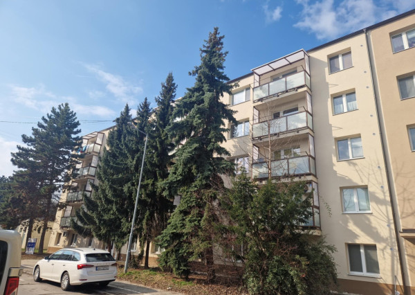 BV REAL Na predaj prerobený 3 izbový byt Prievidza FM2427