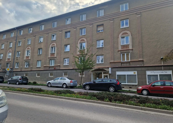 BV REAL Na prenájom komerčný priestor Handlová FM1827